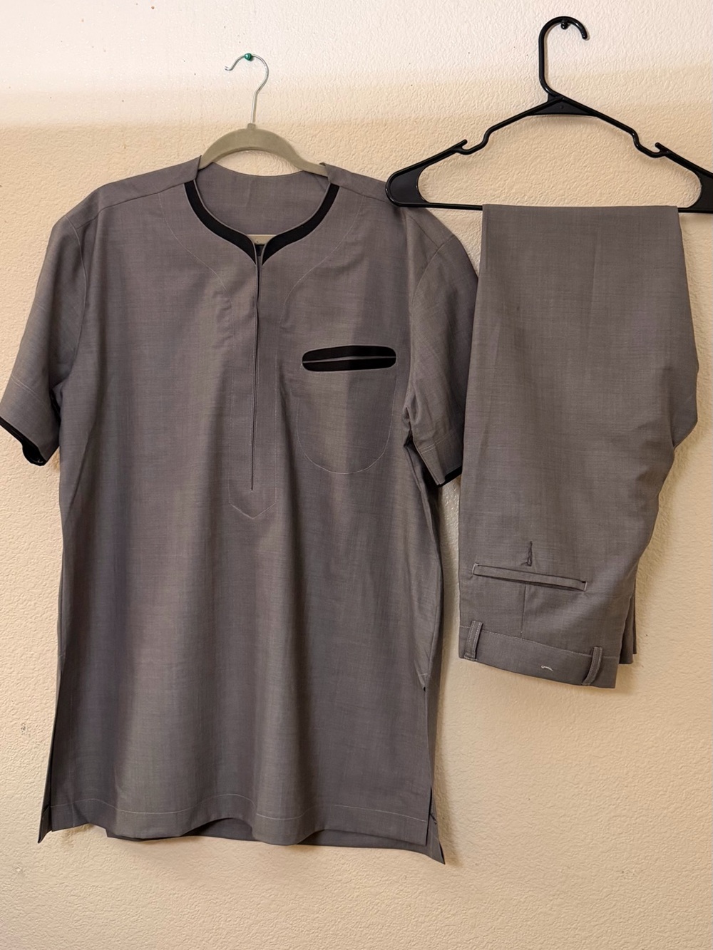 Men's Gray Short-Sleeve Dashiki Shirt with Black Trim